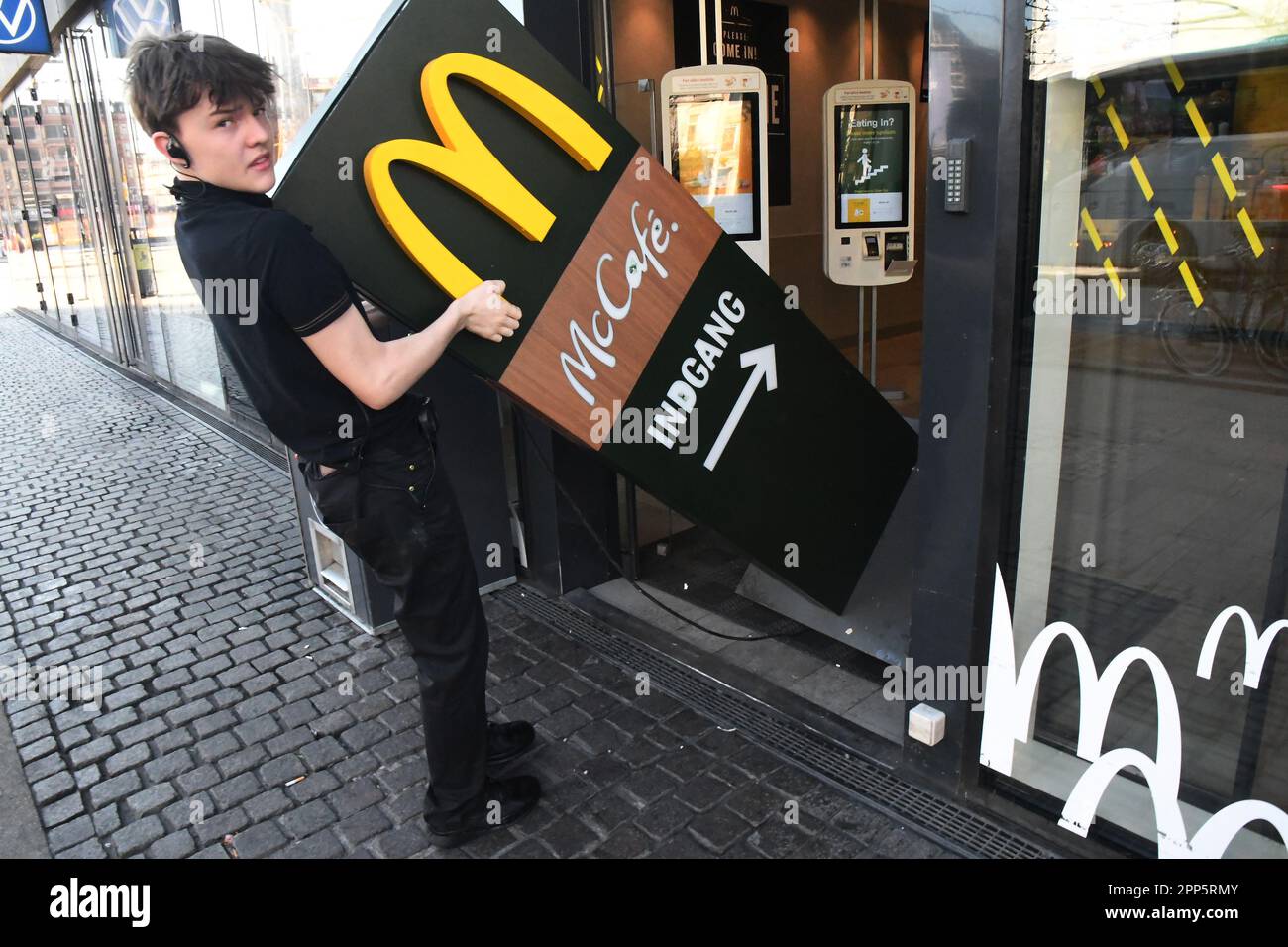 Mccafe Worker Mccfe workers hi-res stock photography and images - Alamy