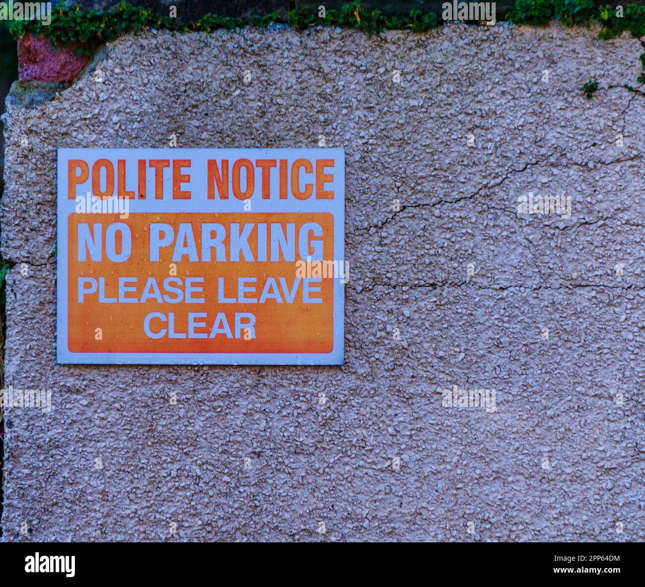 Polite notice on wall in Bristol, No Parking , please leave clear Stock Photo