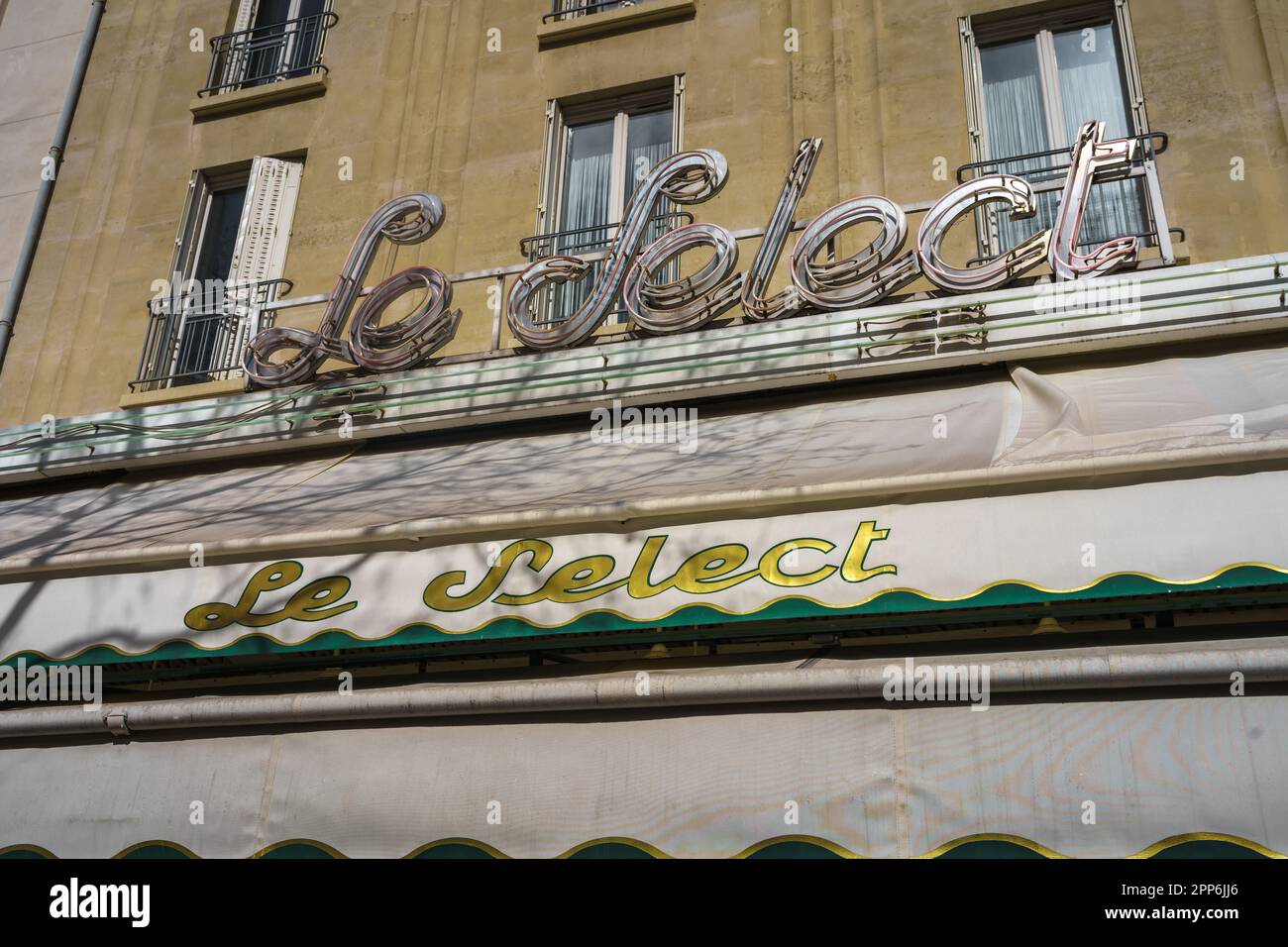 Le Select restaurant on Boulevard du Montparnasse, close up of the logo in Paris, France. March 24, 2023. Stock Photo