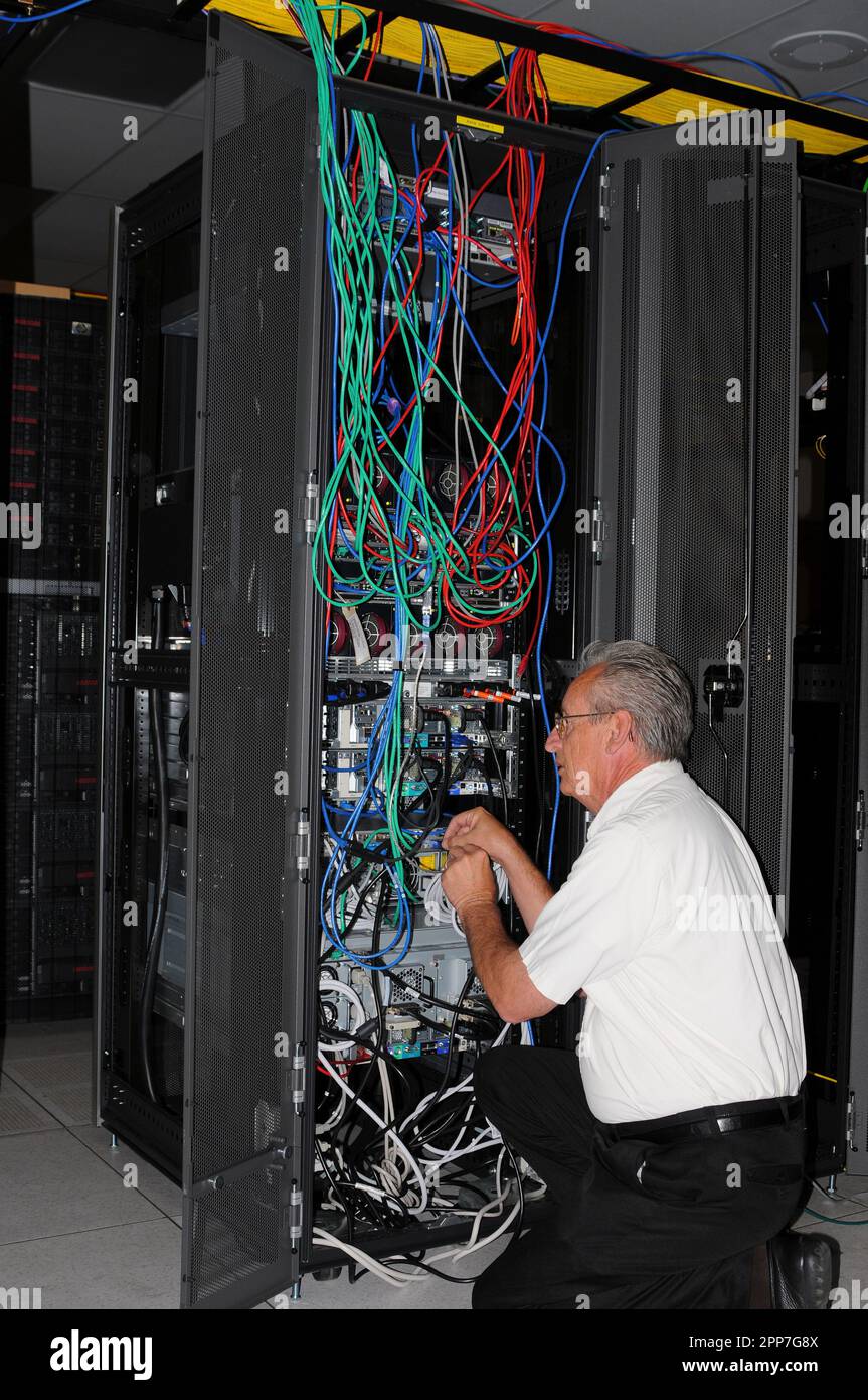 In modern data center engineer hi-res stock photography and images - Alamy