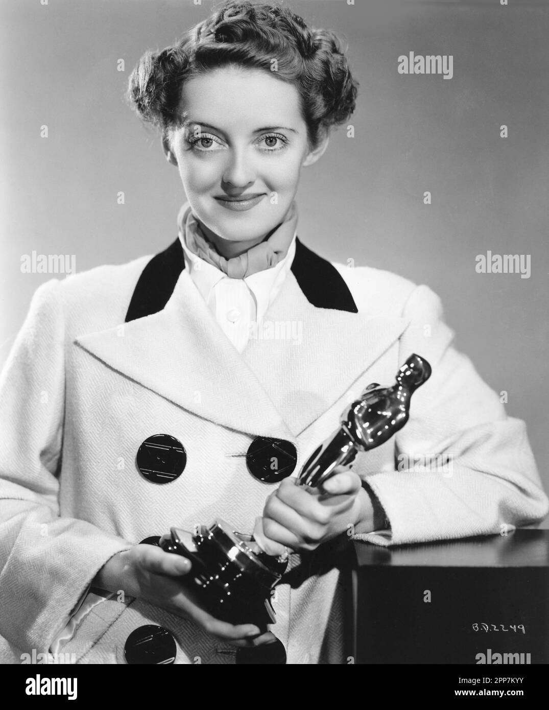 BETTE DAVIS portrait holding her OSCAR for JEZEBEL 1938 Director WILLIAM WYLER Warner Brothers Stock Photo