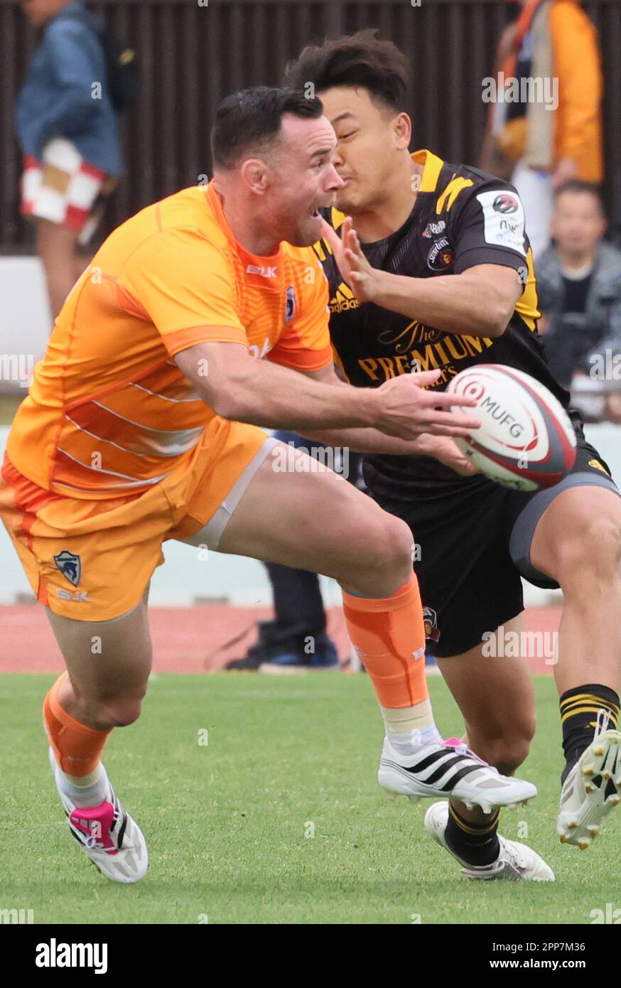 Tokyo, Japan. 22nd Apr, 2023. Kubota Spears Funabashi Tokyo-bay center Ryan Crotty passes the ball during the Japan Rugby League One match againsti Tokyo Suntory Sungoliath in Tokyo on Saturday, April 22, 2023. Spears defeated Sungoliath 39-24. Credit: Yoshio Tsunoda/AFLO/Alamy Live News Stock Photo