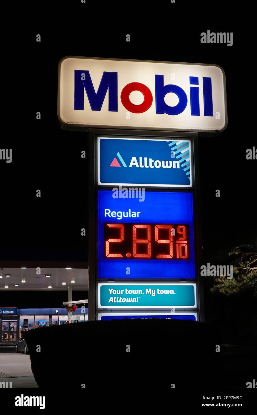 Mobil gas station hires stock photography and images Alamy
