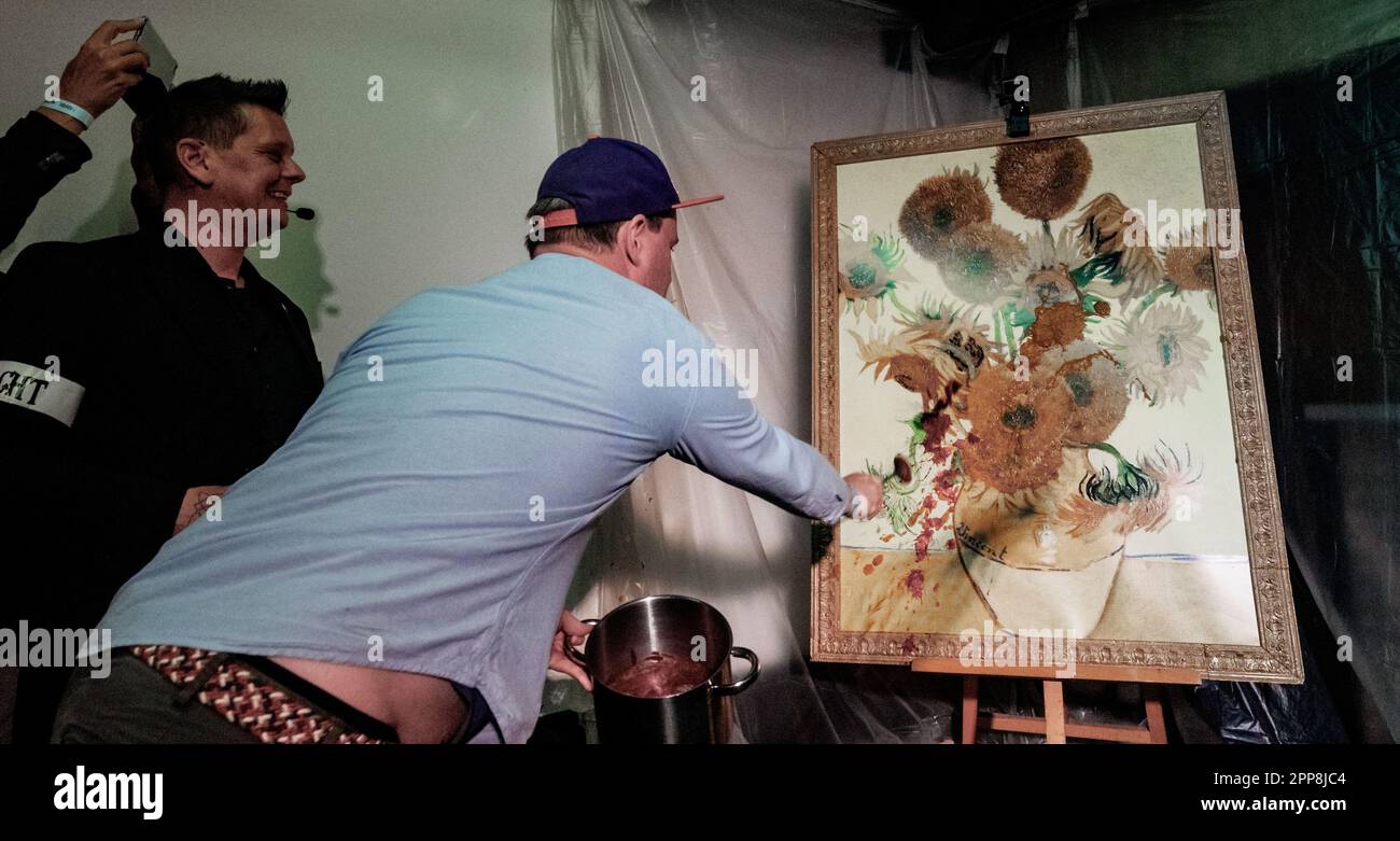 Van gogh's sunflowers painting hires stock photography and images Alamy