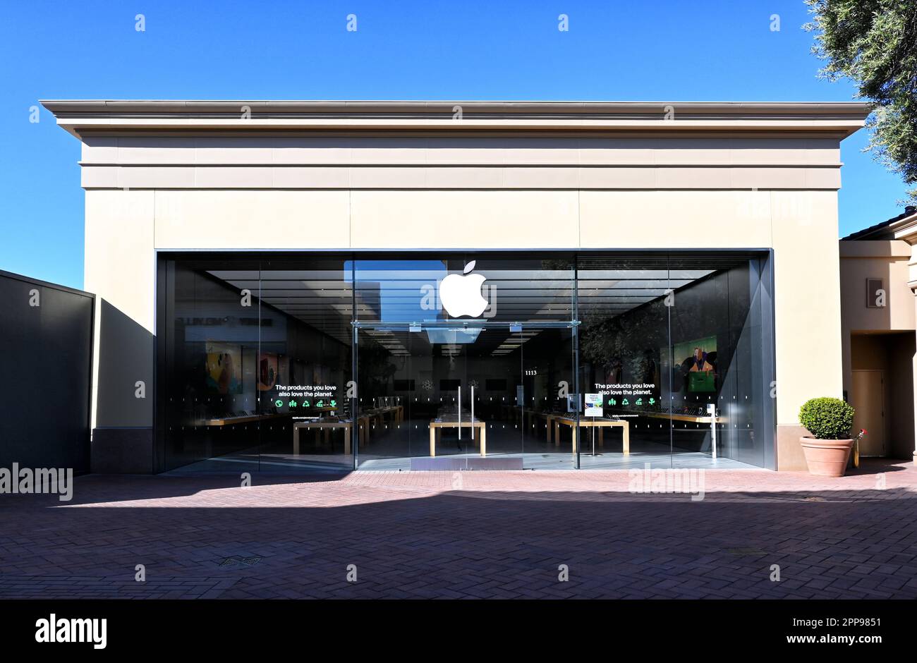 NEWPORT BEACH, CALIFORNIA - 22 APR 2023: The Apple Store in Fashion Island. Stock Photo