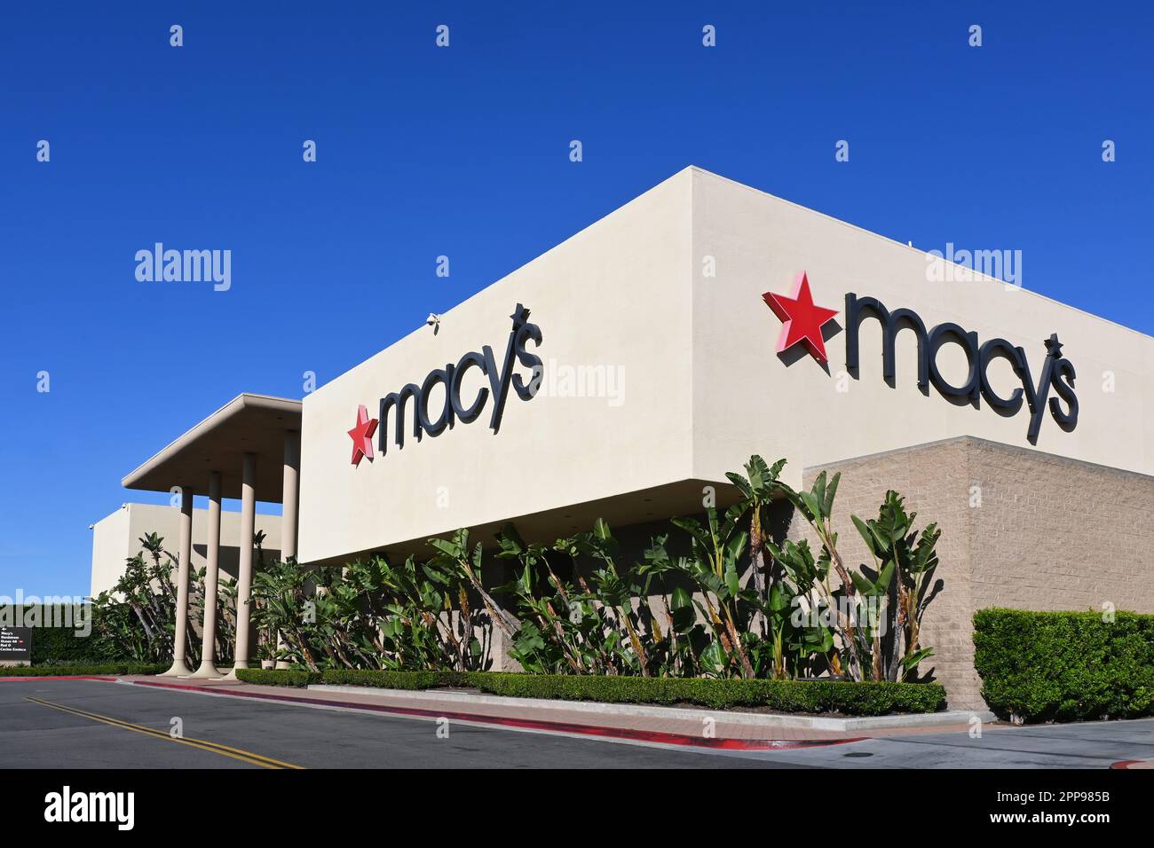 NEWPORT BEACH, CALIFORNIA - 22 APR 2023: Macy's Department Store in Fashion Island. Stock Photo