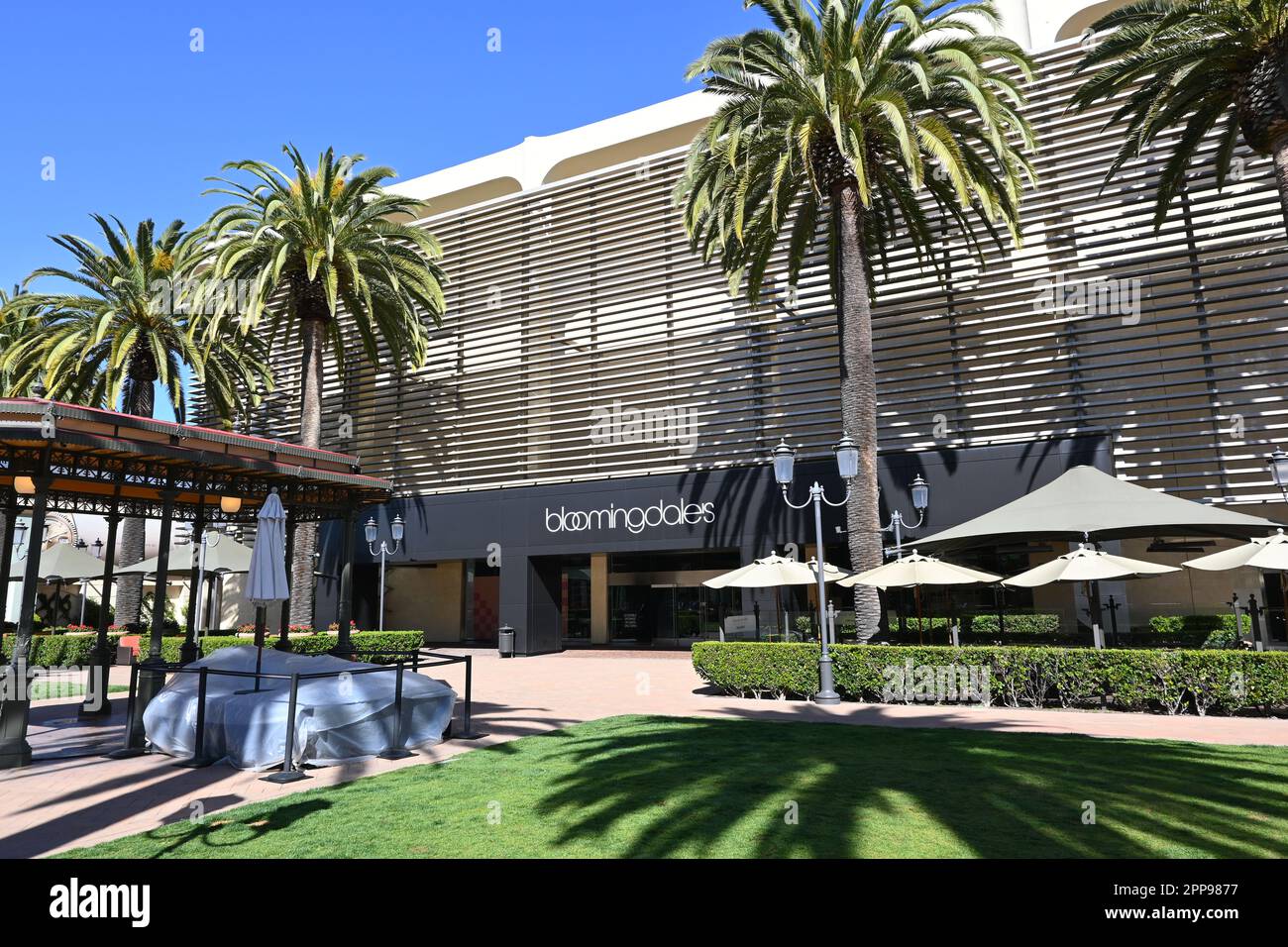 NEWPORT BEACH, CALIFORNIA - 22 APR 2023: Bloomingdales department store in Fashion Island Stock Photo