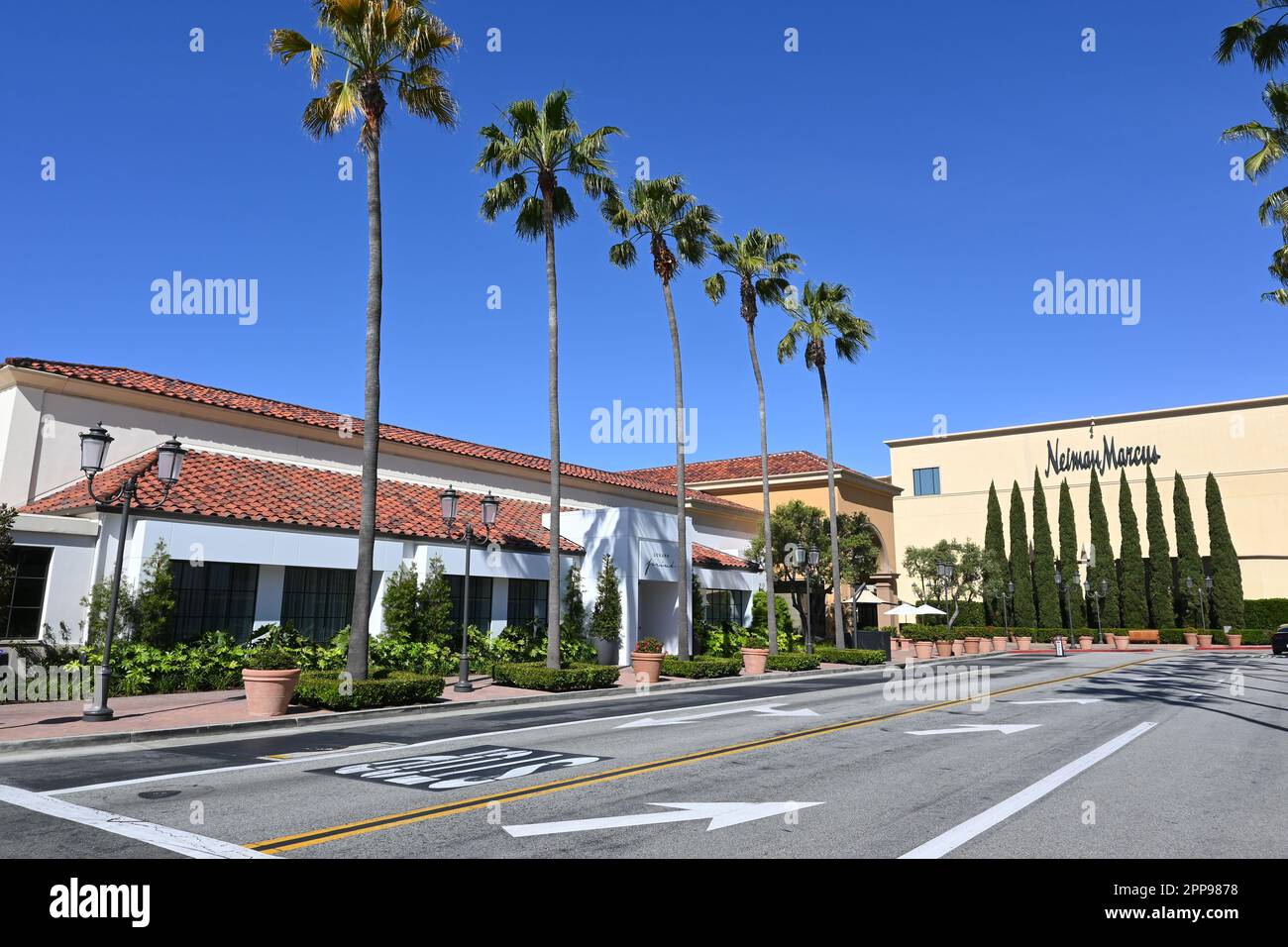 NEWPORT BEACH, CALIFORNIA - 22 APR 2023: Neiman Marcus and Lugano Prive in Fashion Island. Stock Photo
