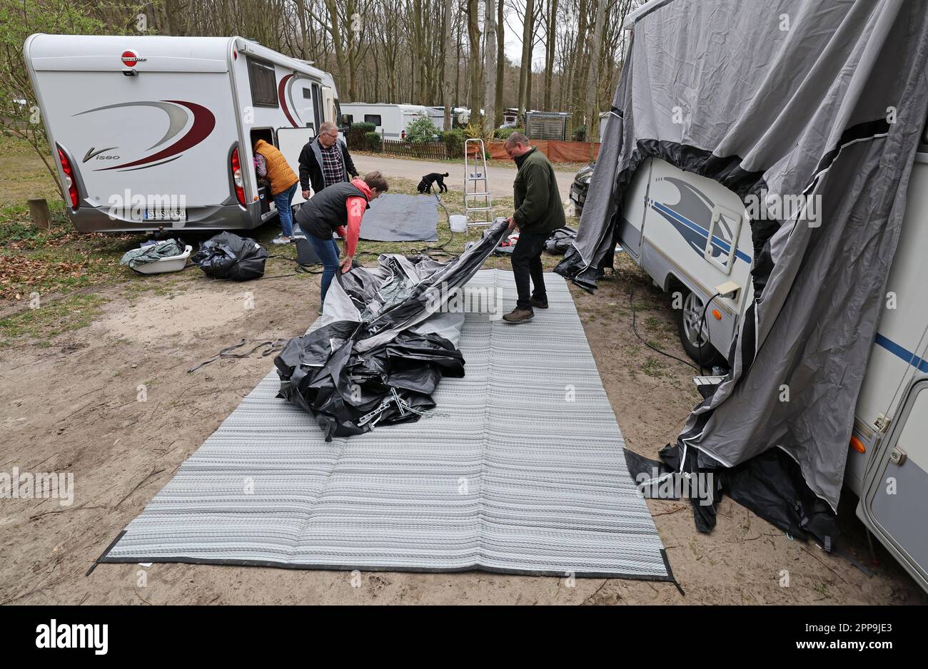 PRODUCTION - 20 April 2023, Mecklenburg-Western Pomerania, Graal-Mritz: In  the Baltic Sea camp "Rostocker Heide" Sonja (l-r) and Stefan Merte and  Cornalia and Detlev Schneider from Siegen (North Rhine-Westphalia) have  arrived with
