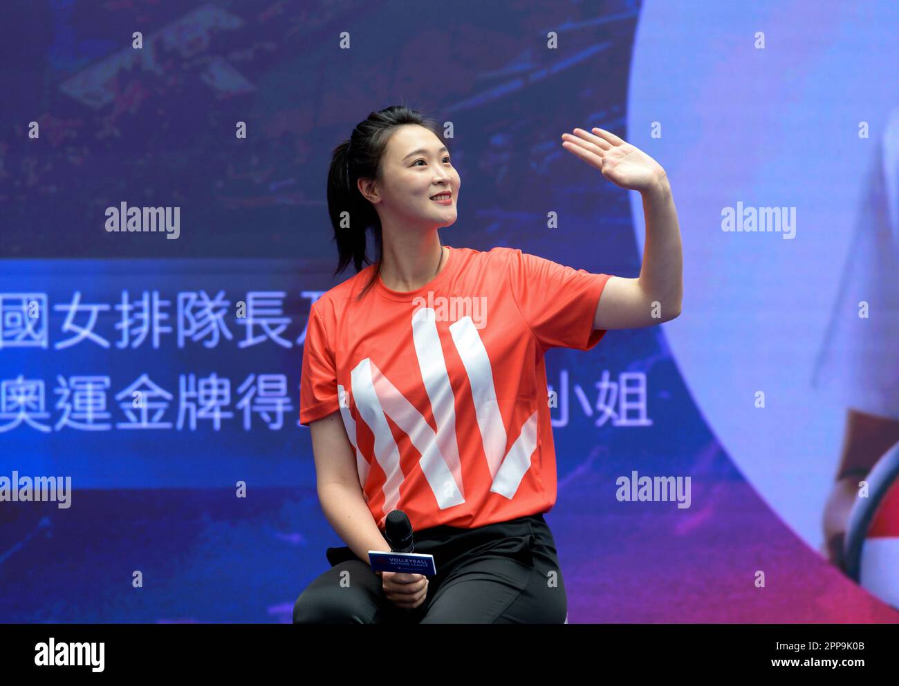 Bir yigit oz ogziga tiqadi