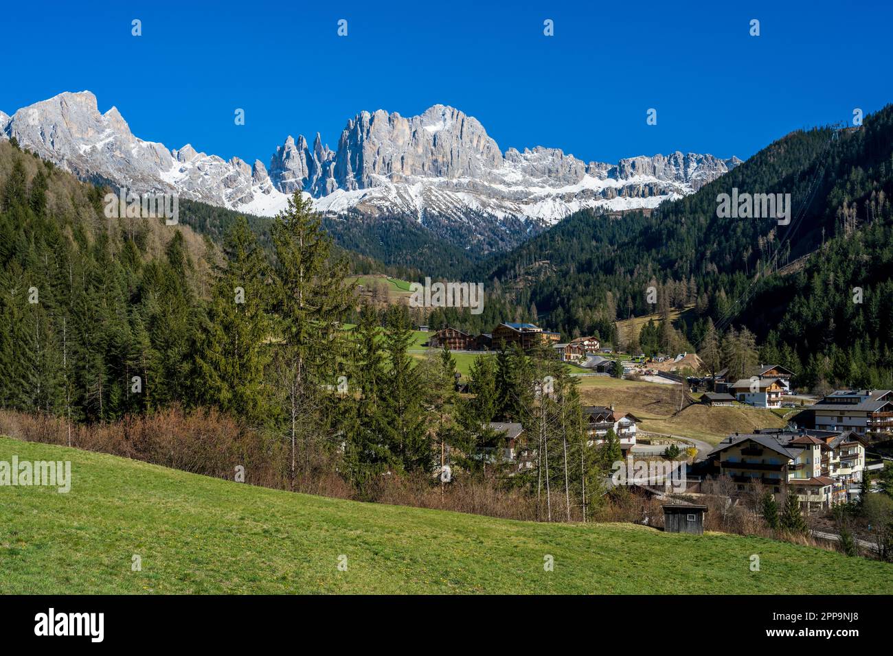 Scenic view over Tierser valley (Val di Tires) with Rosengarten ...