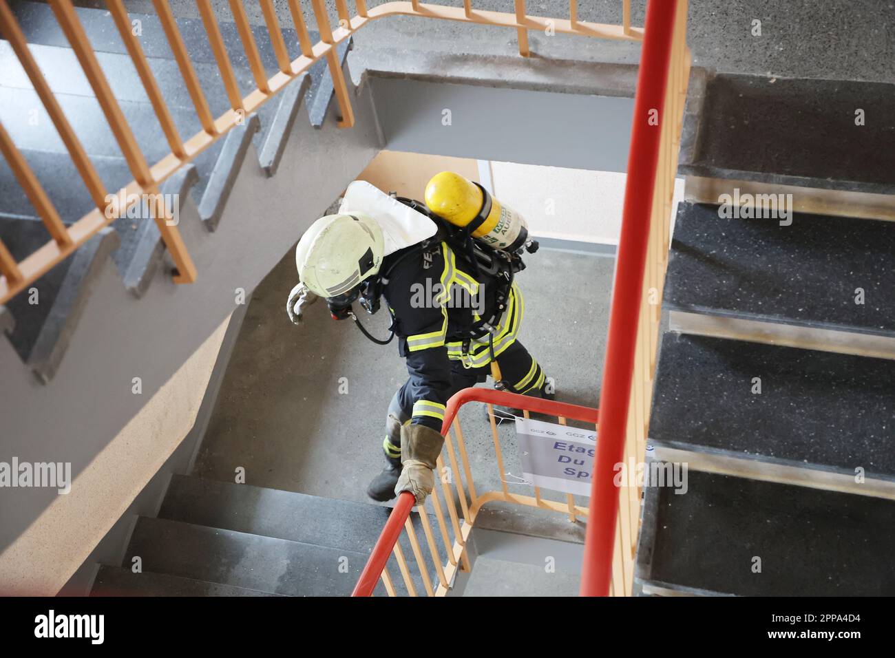 Zwickau, Germany. 23rd Apr, 2023. Firefighters wearing breathing