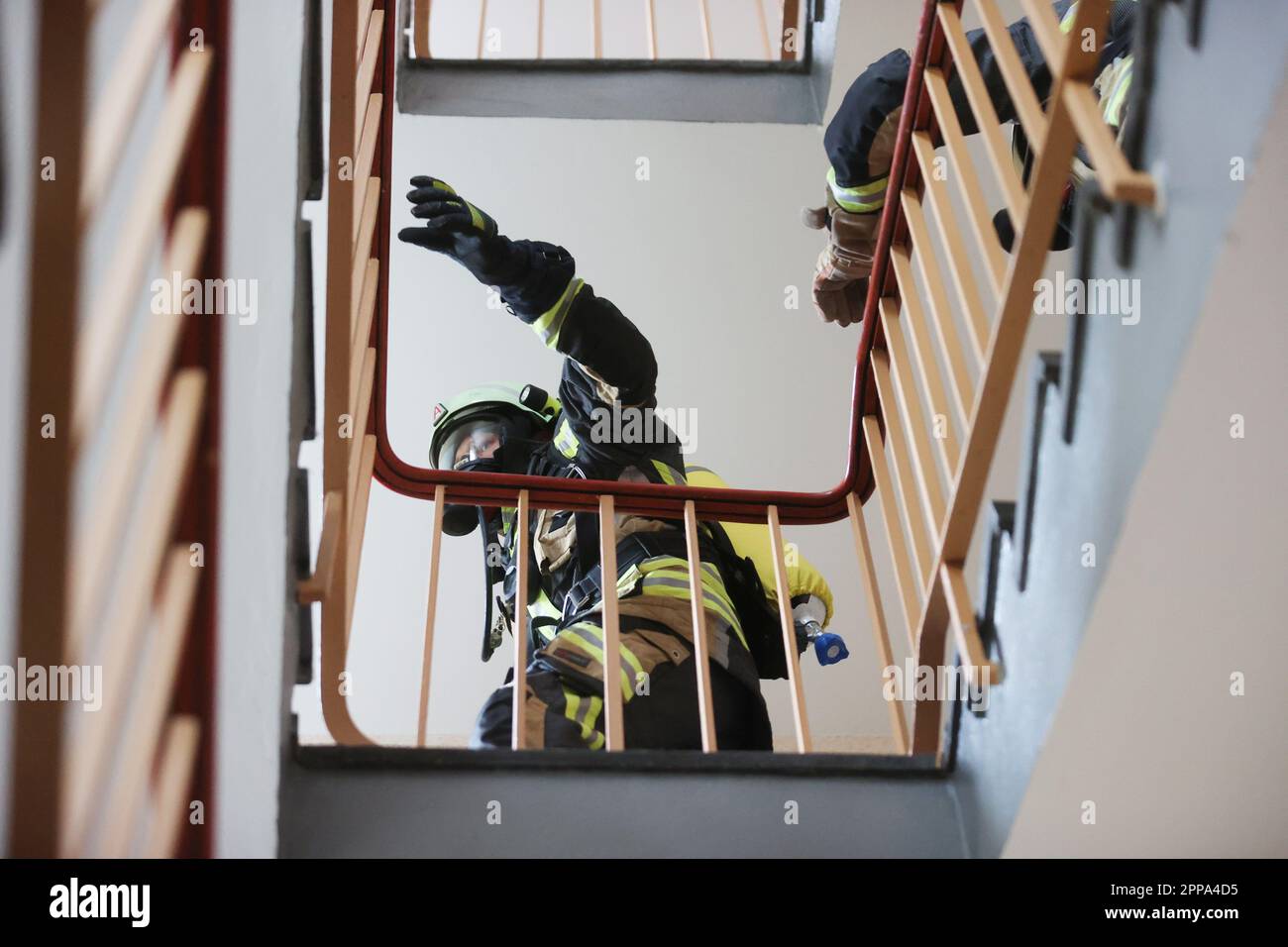 Zwickau, Germany. 23rd Apr, 2023. Firefighters wearing breathing