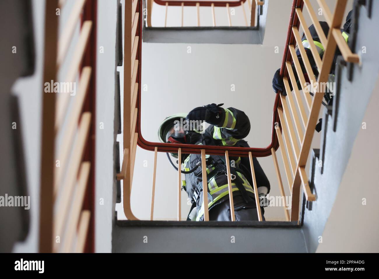 Zwickau, Germany. 23rd Apr, 2023. Firefighters wearing breathing