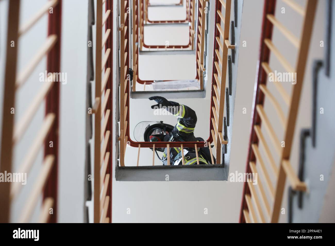 Zwickau, Germany. 23rd Apr, 2023. Firefighters wearing breathing