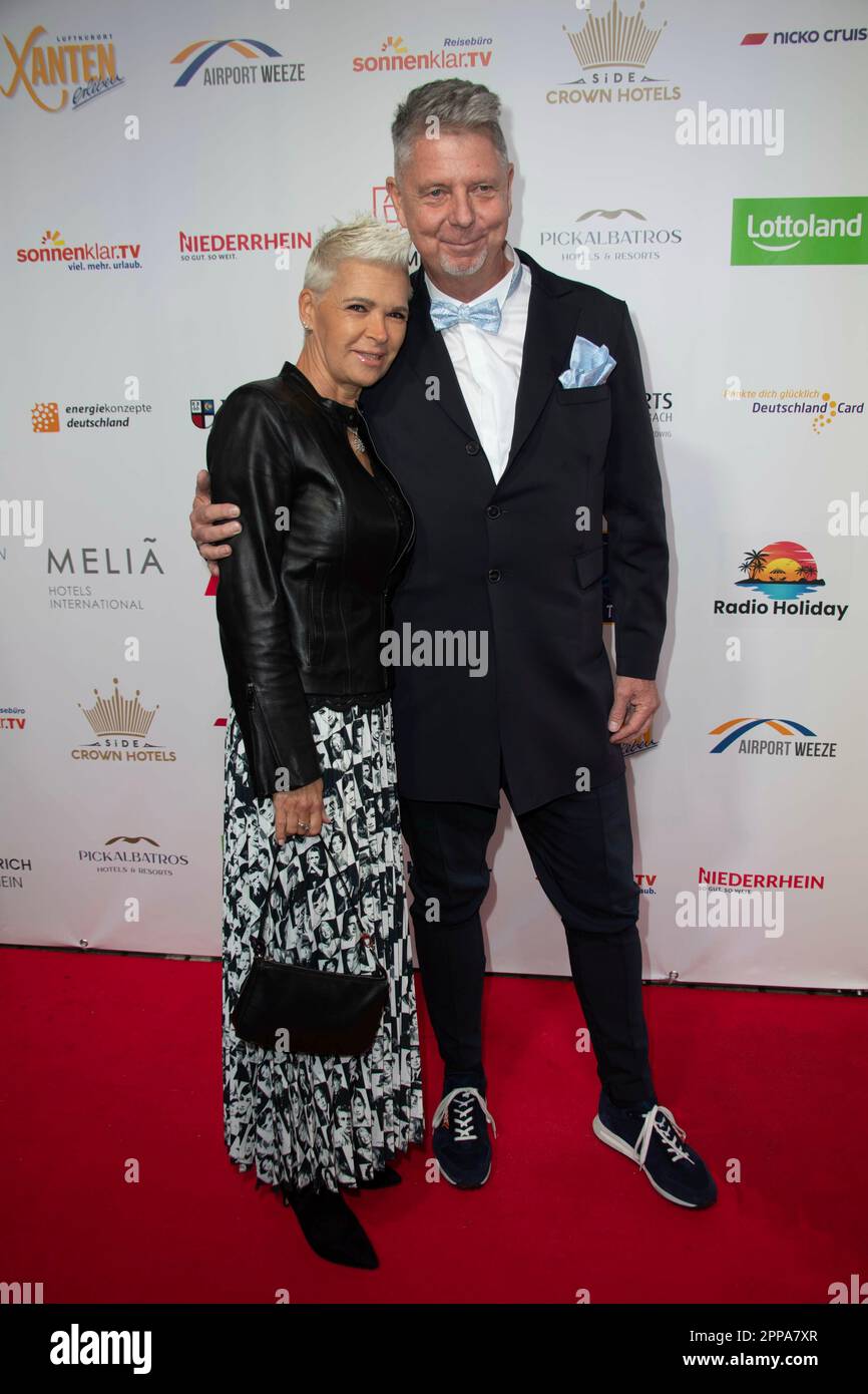 Calcar, Deutschland. 22nd Apr, 2023. Heiko WASSER, Wasser, Moderator, with  his wife Susanne Roter Carpet, Red Carpet Show, Arrival, arrival, Die  Goldene Sonne 2023, on April 22nd, 2023 in Wunderland Kalkar, Credit: