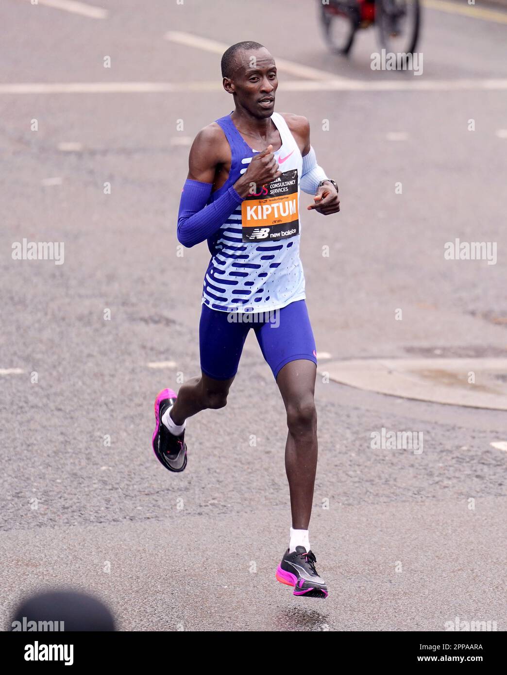 Kelvin Kiptum on their way to winning the Men's elite race during the