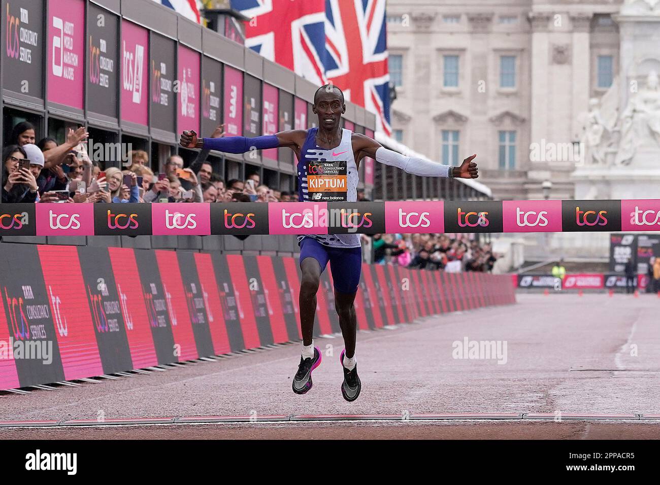 Kenya's Kelvin Kiptum crosses the finish line to win the men's race at ...