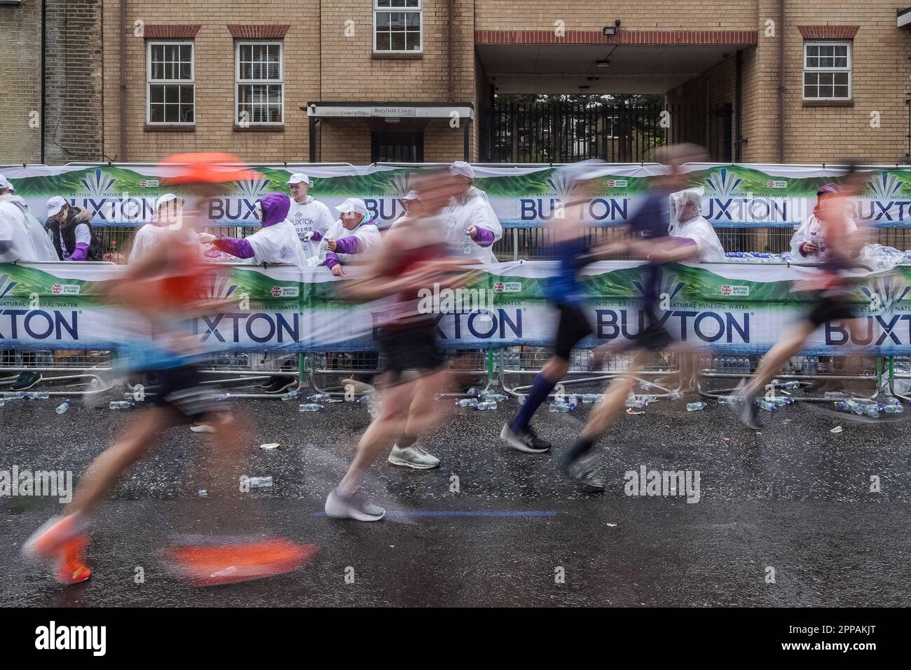 London, UK. 23rd April, 2023. London Marathon passes down Deptford’s Evelyn Street in South East London, the 8 mile mark of the 26.2 mile course where runners are greeted and cheered on by local residents. Credit: Guy Corbishley/Alamy Live News Stock Photo