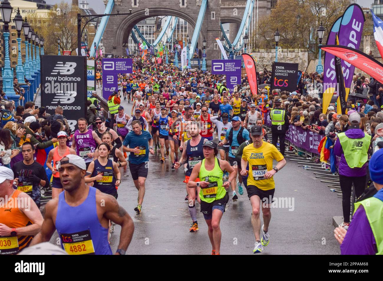 London UK 23rd April 2023 Thousands Of Runners Pass Across Tower london-uk-23rd-april-2023-thousands-of-runners-pass-across-tower