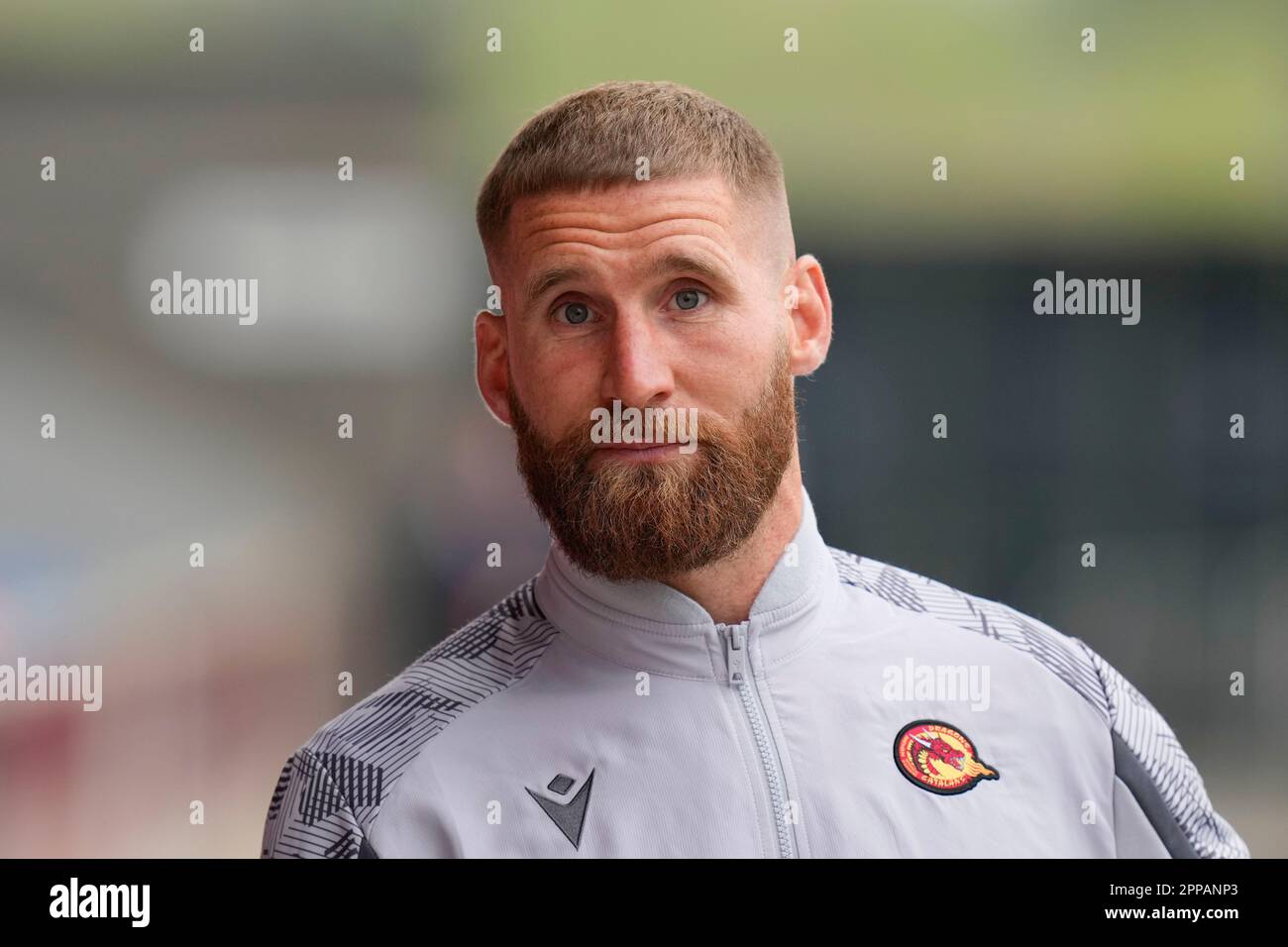 Sam Tomkins #29 of Catalans Dragons inspects the pitch before the Betfred Super League Round 10 match Salford Red Devils vs Catalans Dragons at AJ Bell Stadium, Eccles, United Kingdom, 23rd April 2023  (Photo by Steve Flynn/News Images) Stock Photo