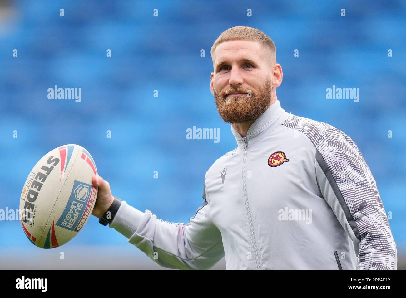 Sam Tomkins #29 of Catalans Dragons inspects the pitch before the Betfred Super League Round 10 match Salford Red Devils vs Catalans Dragons at AJ Bell Stadium, Eccles, United Kingdom, 23rd April 2023  (Photo by Steve Flynn/News Images) Stock Photo