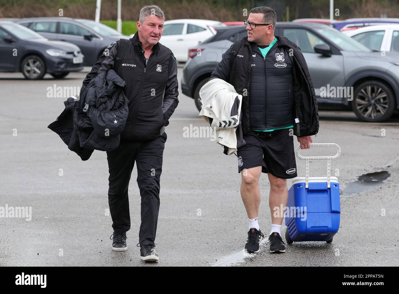 Tony Smith Head Coach of Hull FC arrives at The MKM Stadium with head of strength and conditioning Jason Davidson ahead of the Betfred Super League Round 10 match Hull FC vs Huddersfield Giants at MKM Stadium, Hull, United Kingdom, 23rd April 2023  (Photo by James Heaton/News Images) Stock Photo