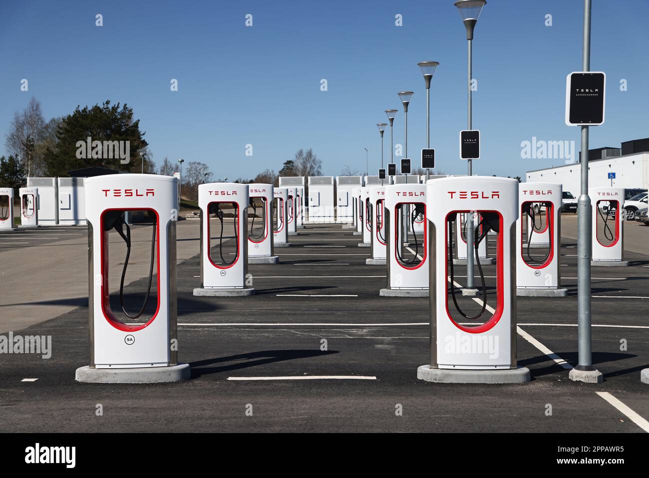 Tesla has opened a new Supercharger station along the E4 at Mantorp, Sweden. With space for 40