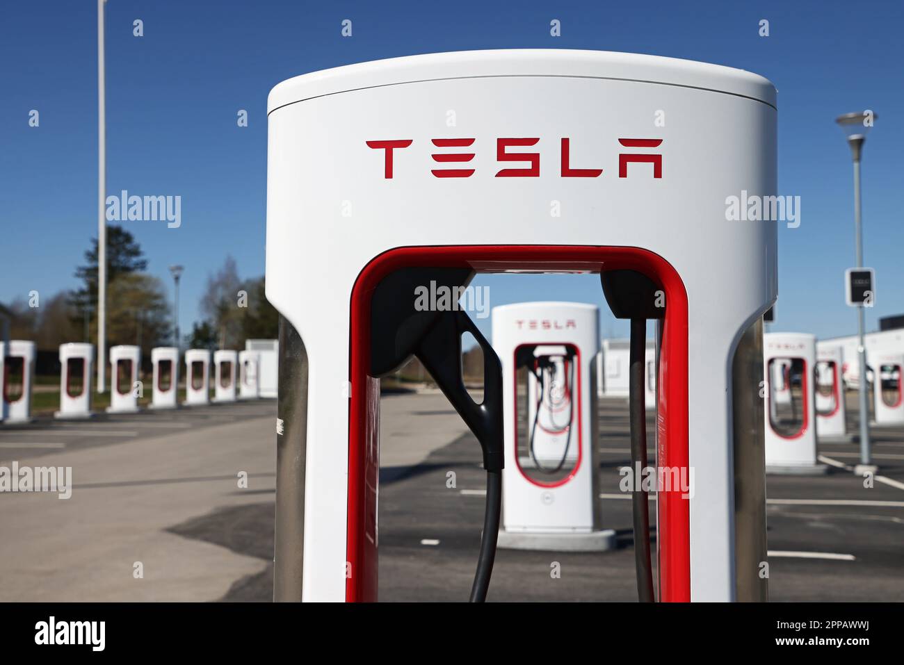 Tesla has opened a new Supercharger station along the E4 at Mantorp, Sweden. With space for 40