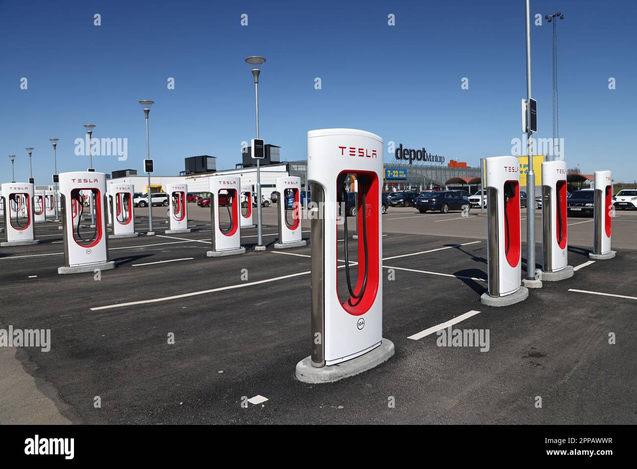 Tesla has opened a new Supercharger station along the E4 at Mantorp, Sweden. With space for 40