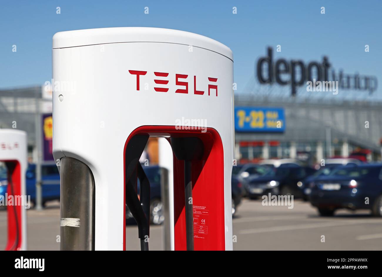 Tesla has opened a new Supercharger station along the E4 at Mantorp, Sweden. With space for 40