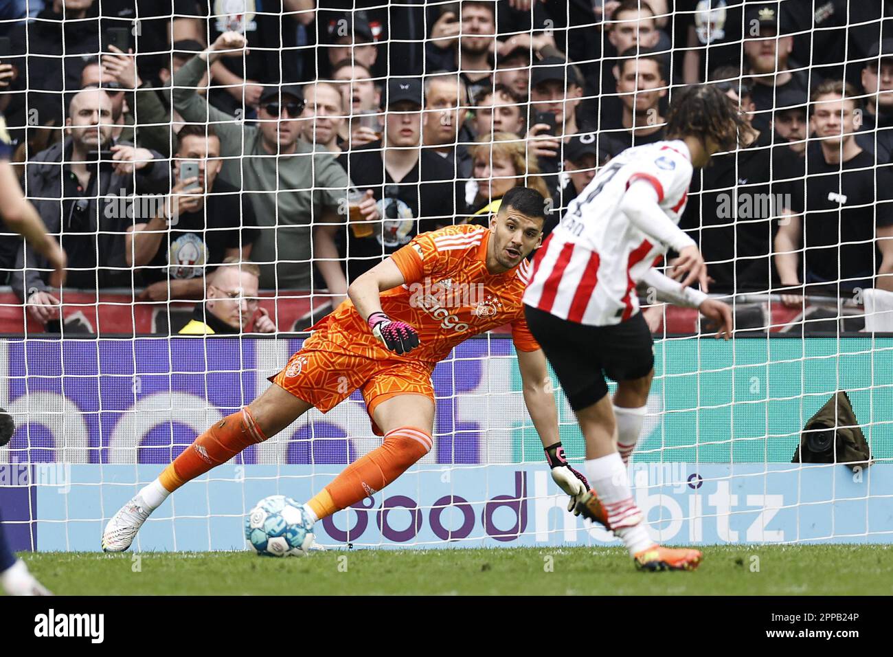 EINDHOVEN - (lr) Ajax goalkeeper Geronimo Rulli, Xavi Simons of PSV ...