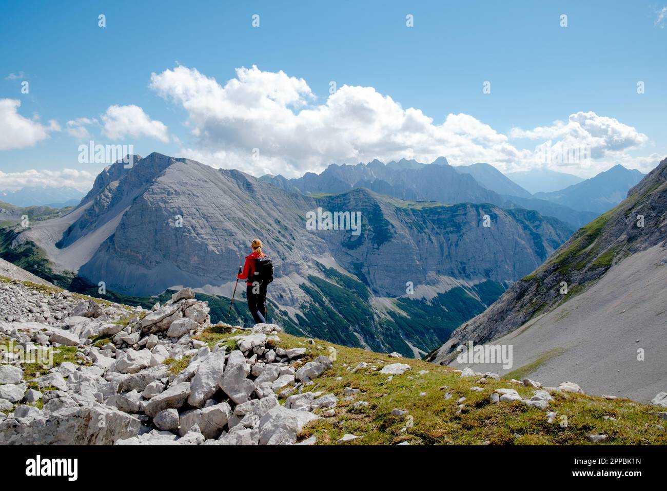 Bergwanderung im Karwendelgebirge mit einzigartiger Aussicht Stock Photo