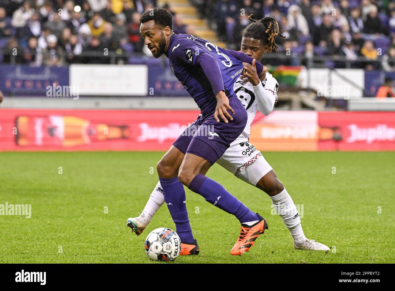 Deinze's Gaetan Hendrickx and RSCA Futures' Agyei Enock fight for the ball  during a soccer match between RSC Anderlecht Futures and KMSK Deinze,  Sunday 14 August 2022 in Anderlecht, on day 1