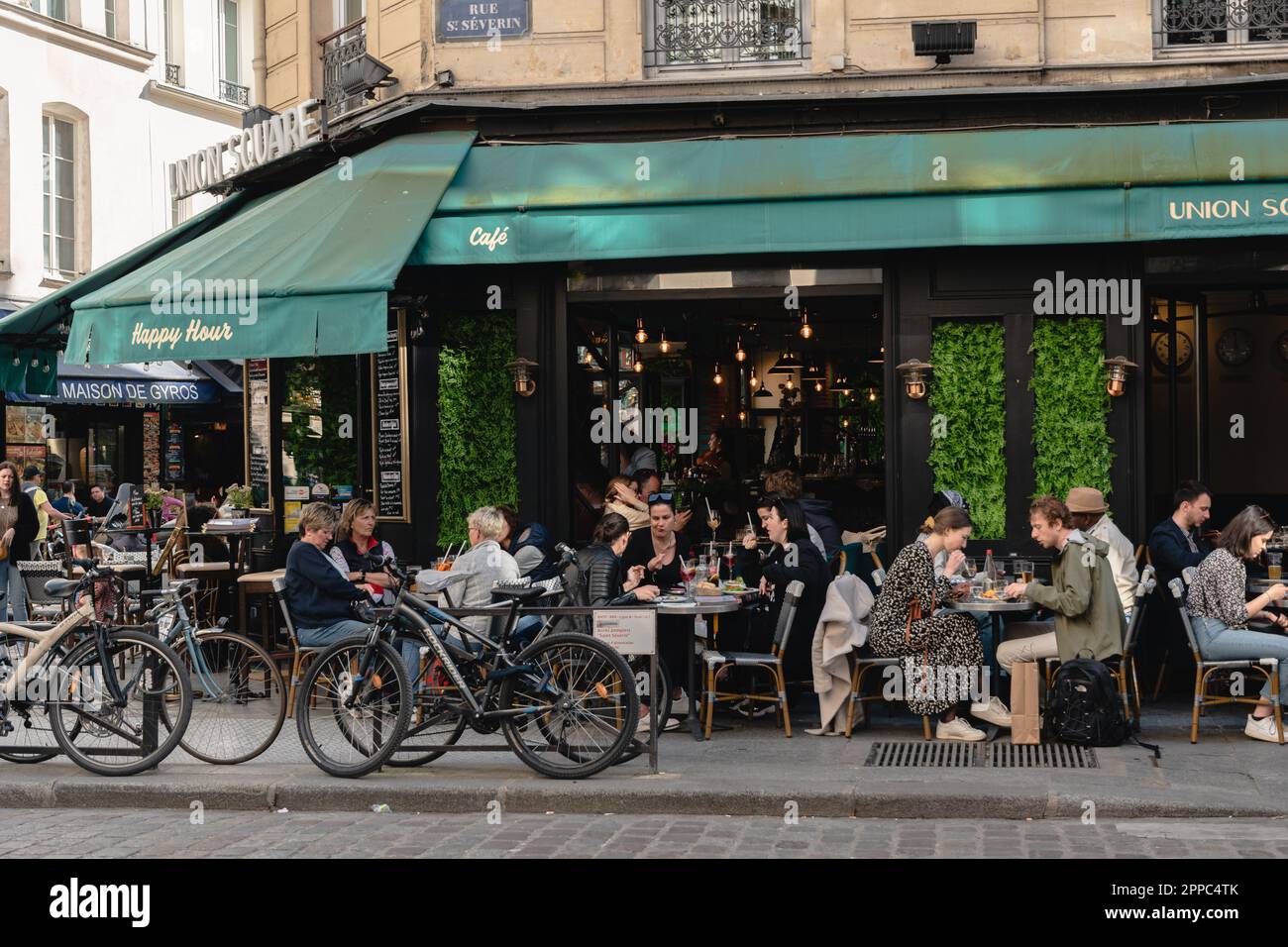 Tourist and locals sitting outside from the Bistro Union Square for lunch in Paris. Stock Photo