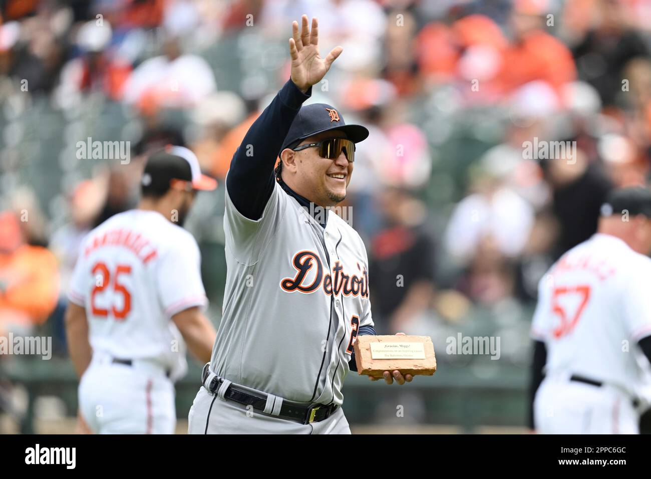 Miguel Cabrera honored by Tigers in pregame ceremony