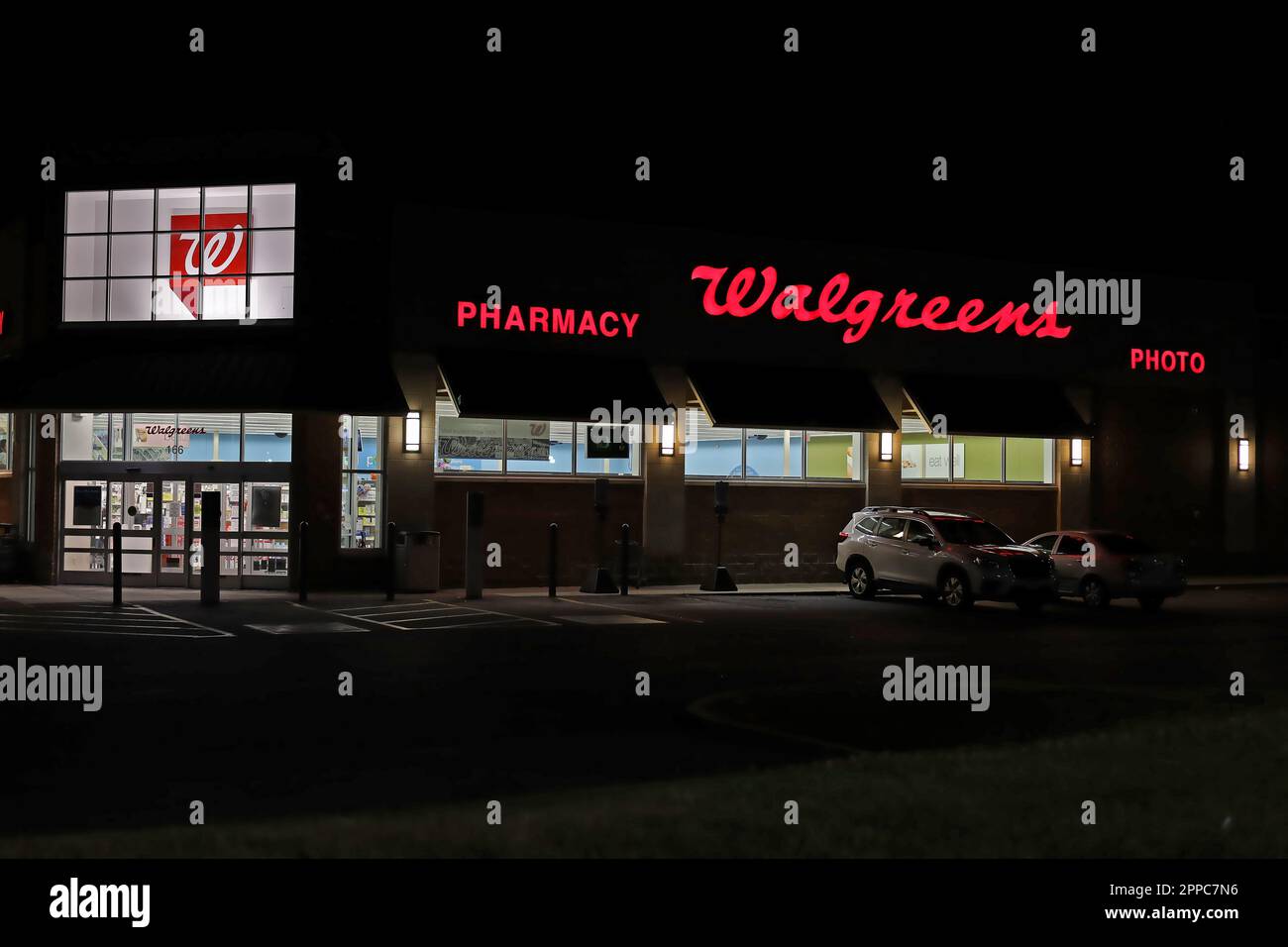 Walgreens Pharmacy retail drug store, night time USA Stock Photo Alamy