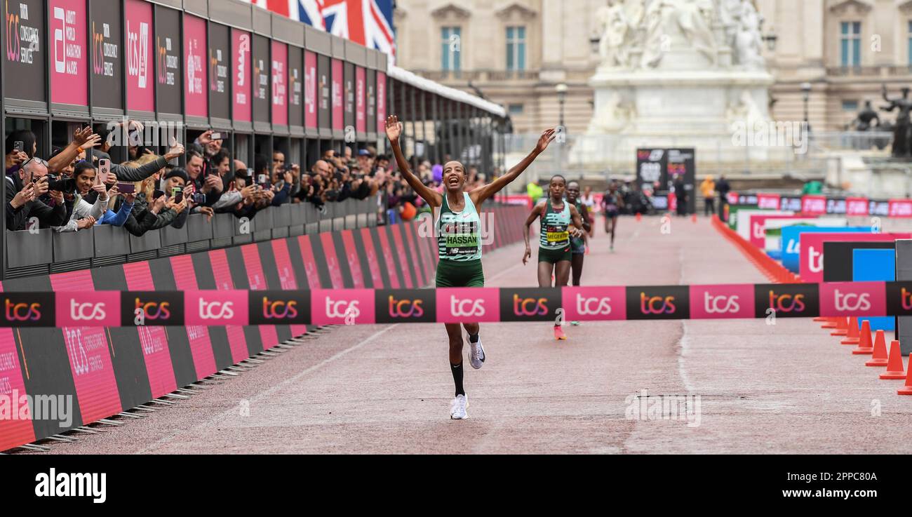London, UK. 23rd Apr, 2023. Sifan Hassan of the Netherlands win's the women's elite race at the TCS London Marathon, London, England on Saturday 22nd 2023. Photo Gary Mitchell/Alamy Live News Stock Photo