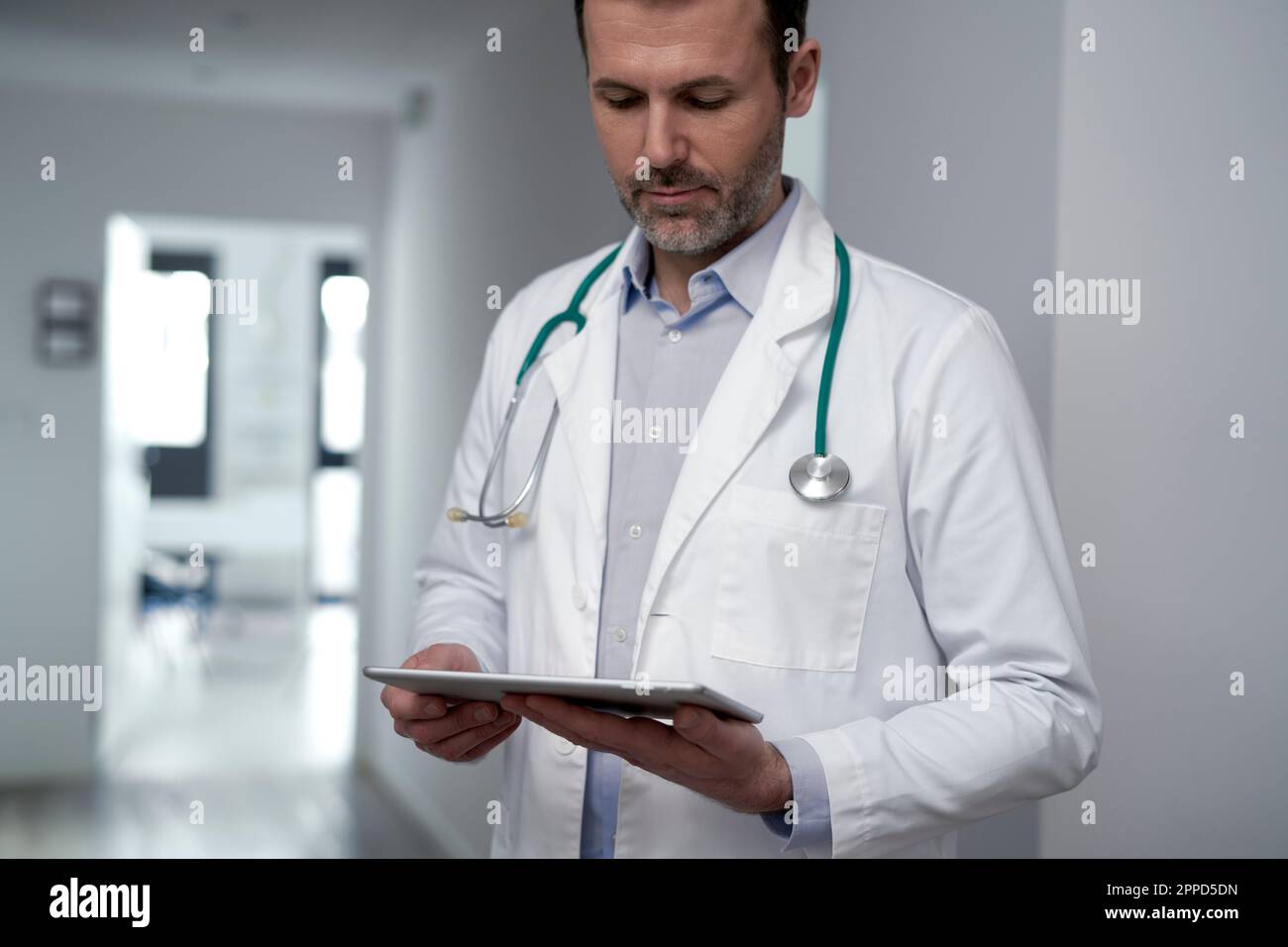 Doctor tablet hi-res stock photography and images - Alamy