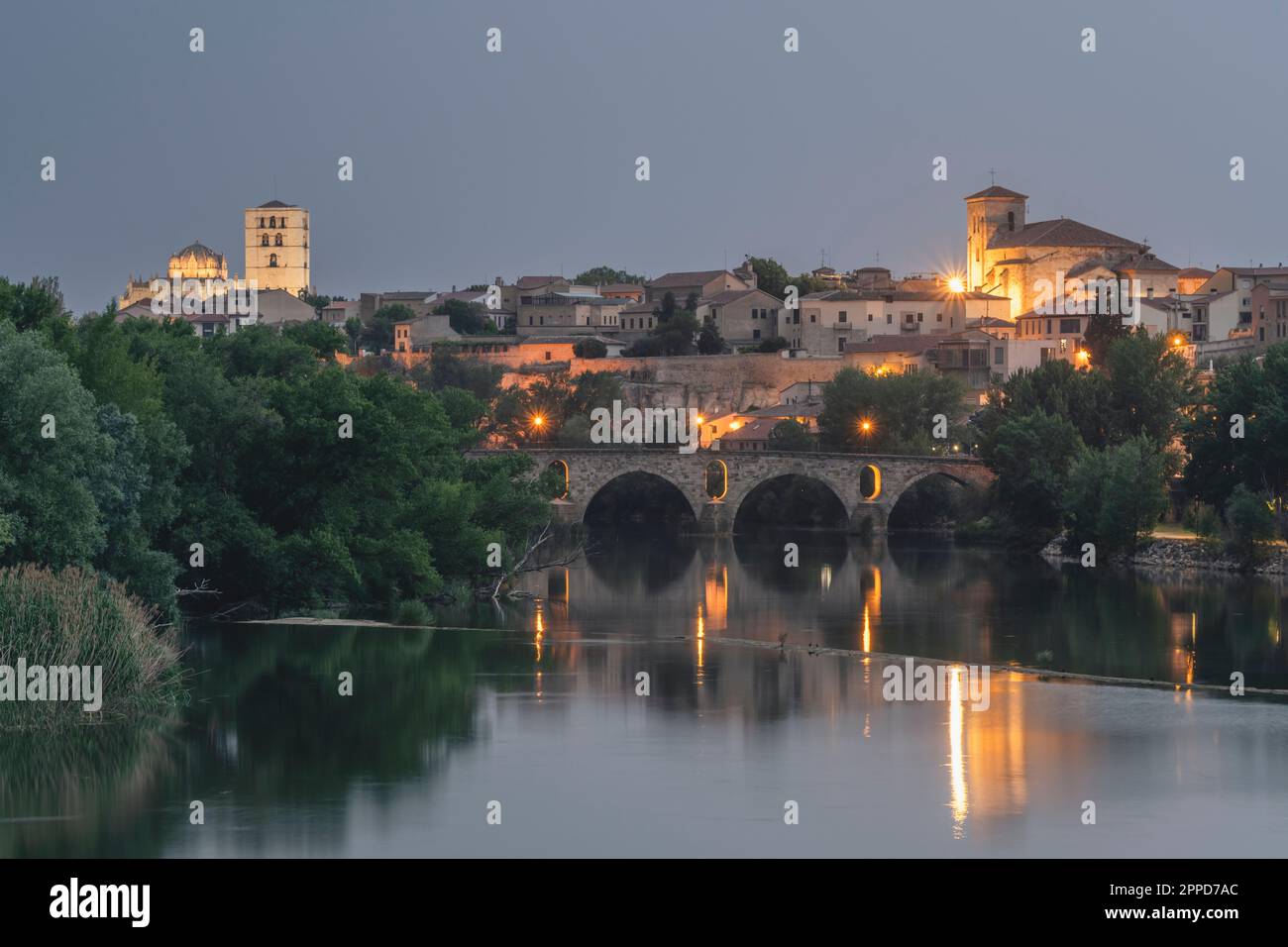 Spain, Castilla y Leon, Zamora, Douro river and Puente de Piedra bridge at dusk Stock Photo