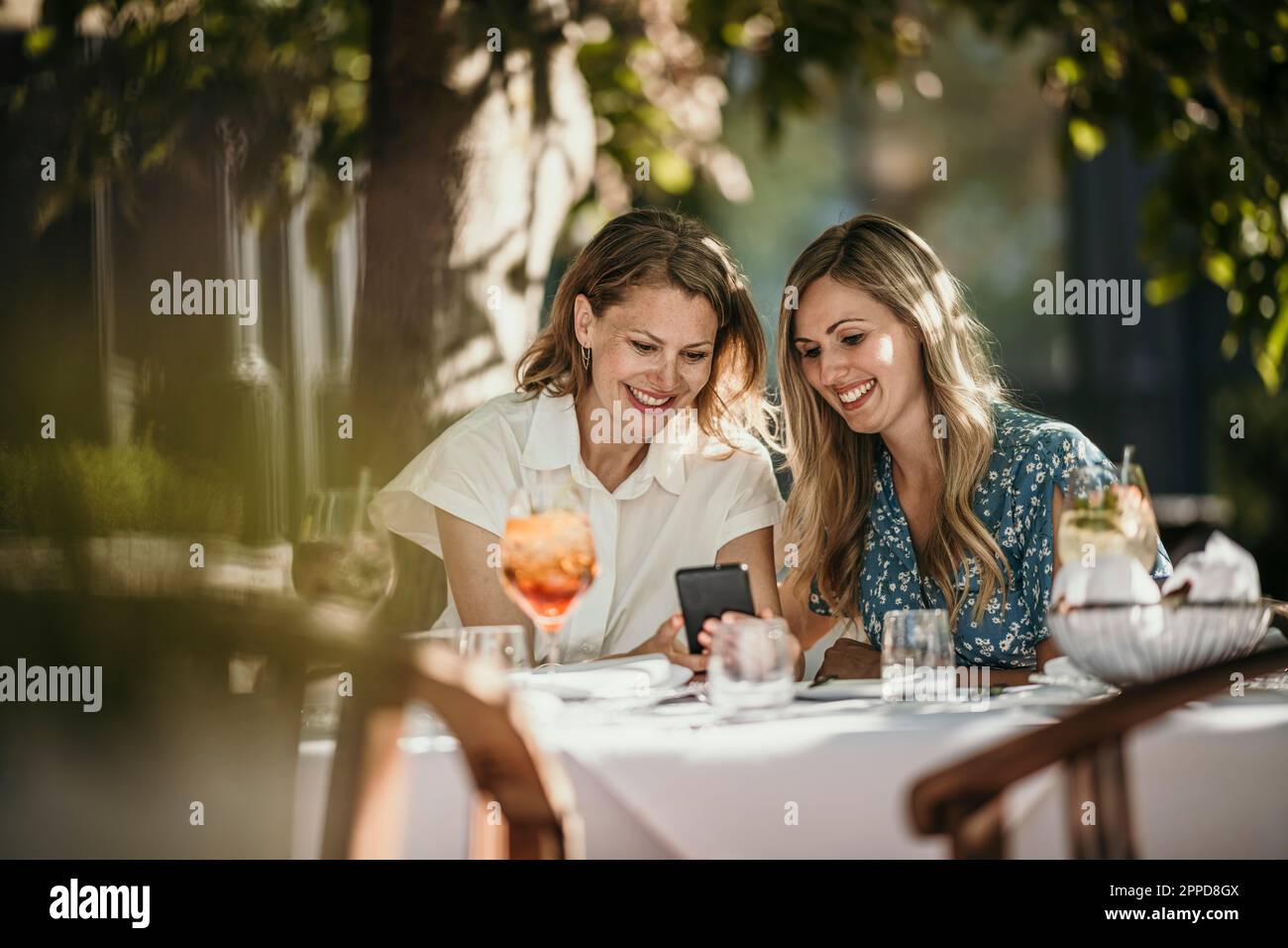 Sharing table restaurant hi-res stock photography and images - Alamy