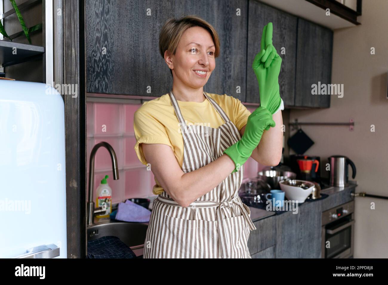 Woman wearing apron in kitchen hires stock photography and images Alamy