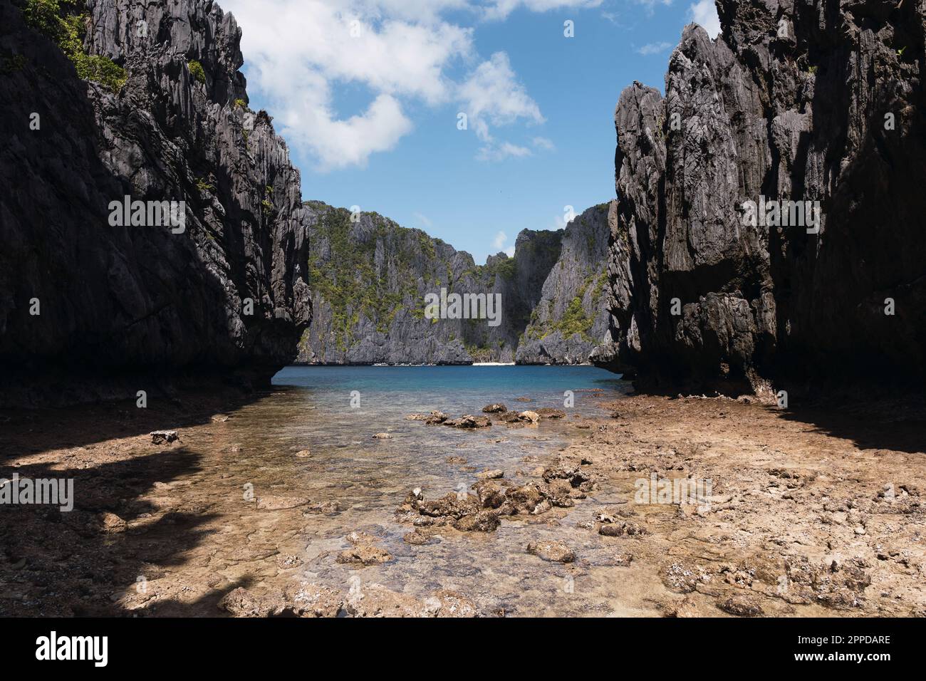 Rocky cliff view hi-res stock photography and images - Alamy