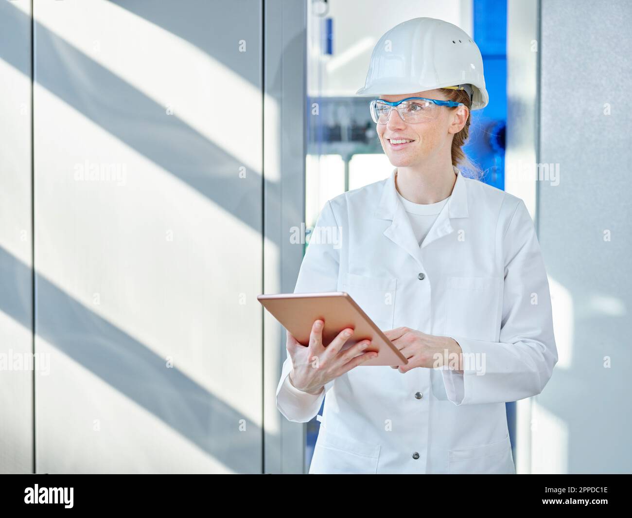 Woman wearing lab coat hi-res stock photography and images - Alamy