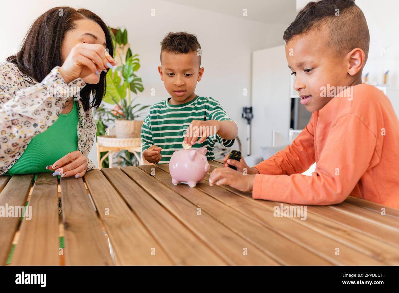 Coins piggy bank parents hi-res stock photography and images - Alamy