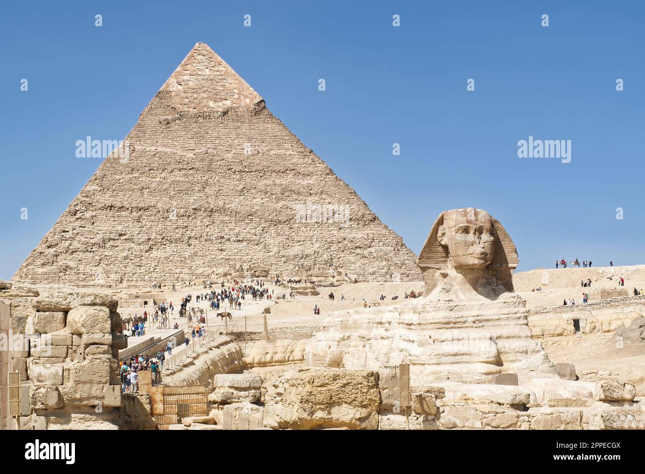The Great Sphinx and the pyramid of Khafre (Chephren) in Giza plateau ...