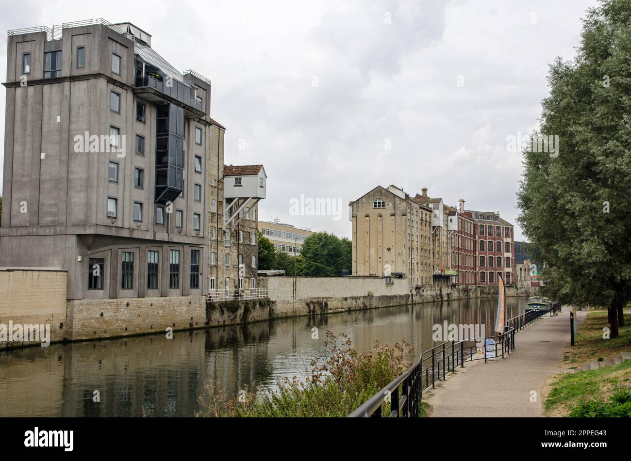 View of the River Avon as it runs through the south of Bath City Centre on a cloudy September afternoon.  The former industrial warehouses along the w Stock Photo
