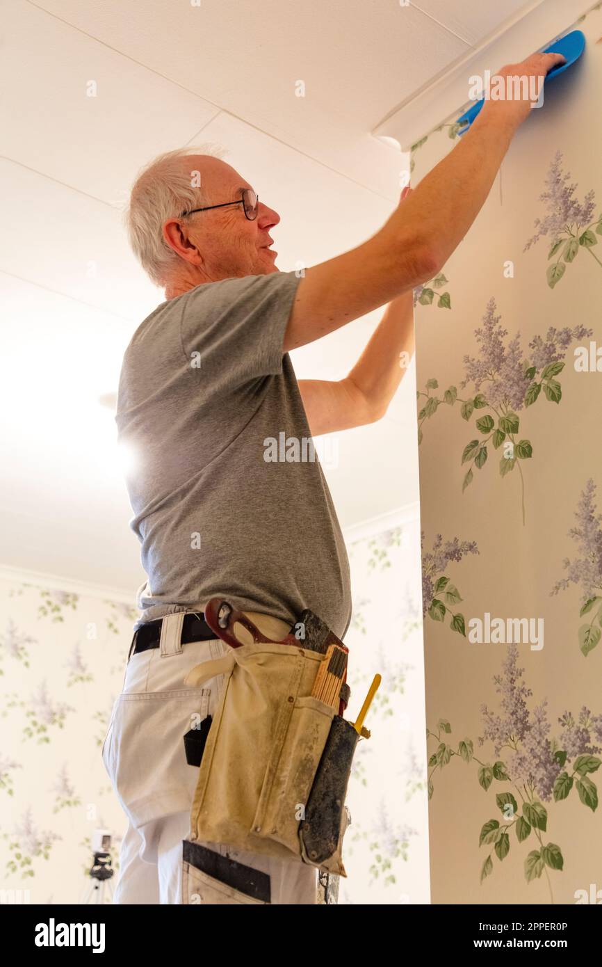 Wallpaper on wall hi-res stock photography and images - Alamy
