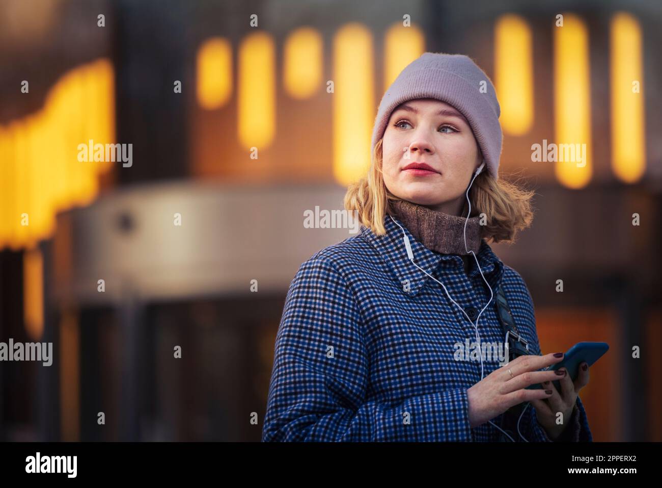 Walking using phones hi-res stock photography and images - Alamy