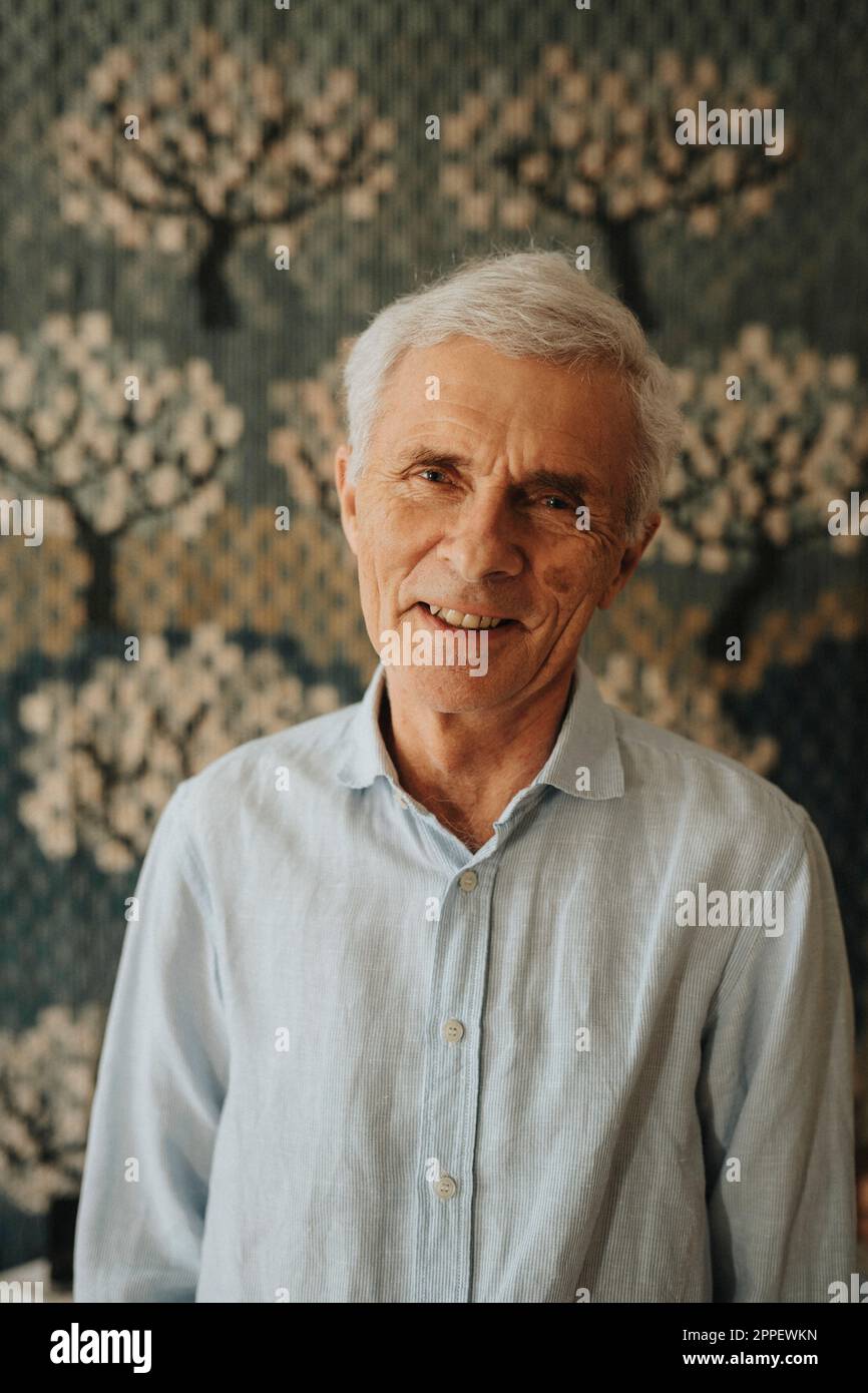 Domestic life senior man hi-res stock photography and images - Alamy